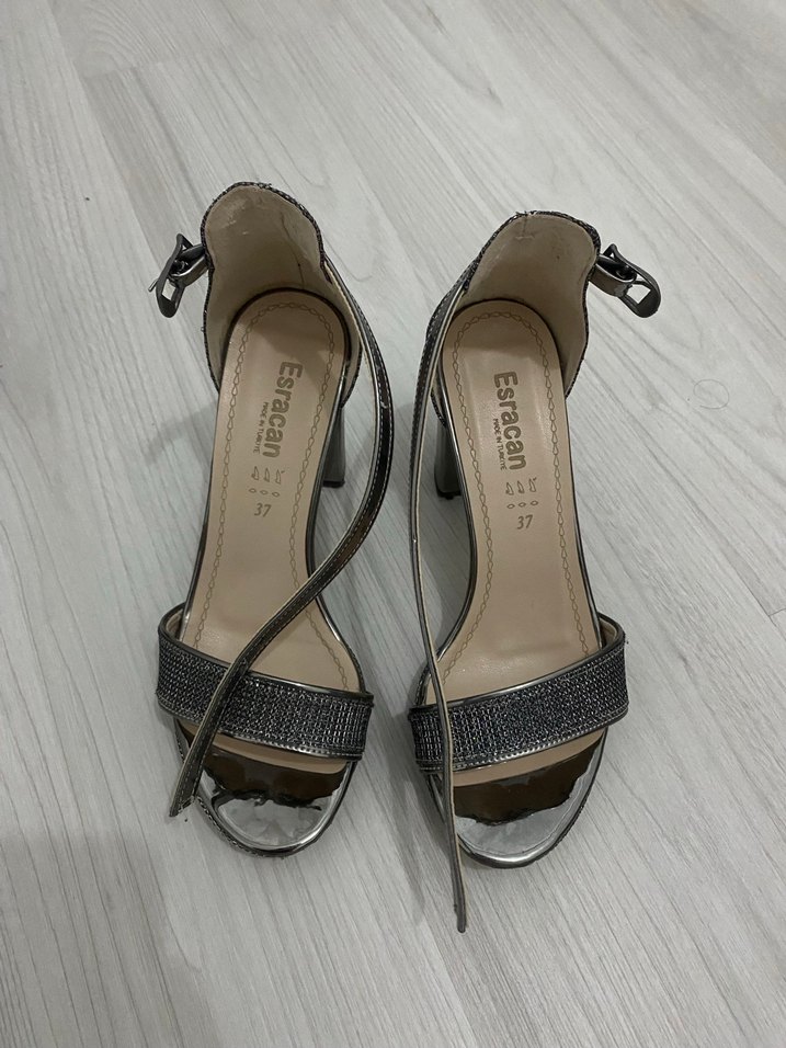 Gri  Parlak Topuklu Ayakkabı - Görsel 2