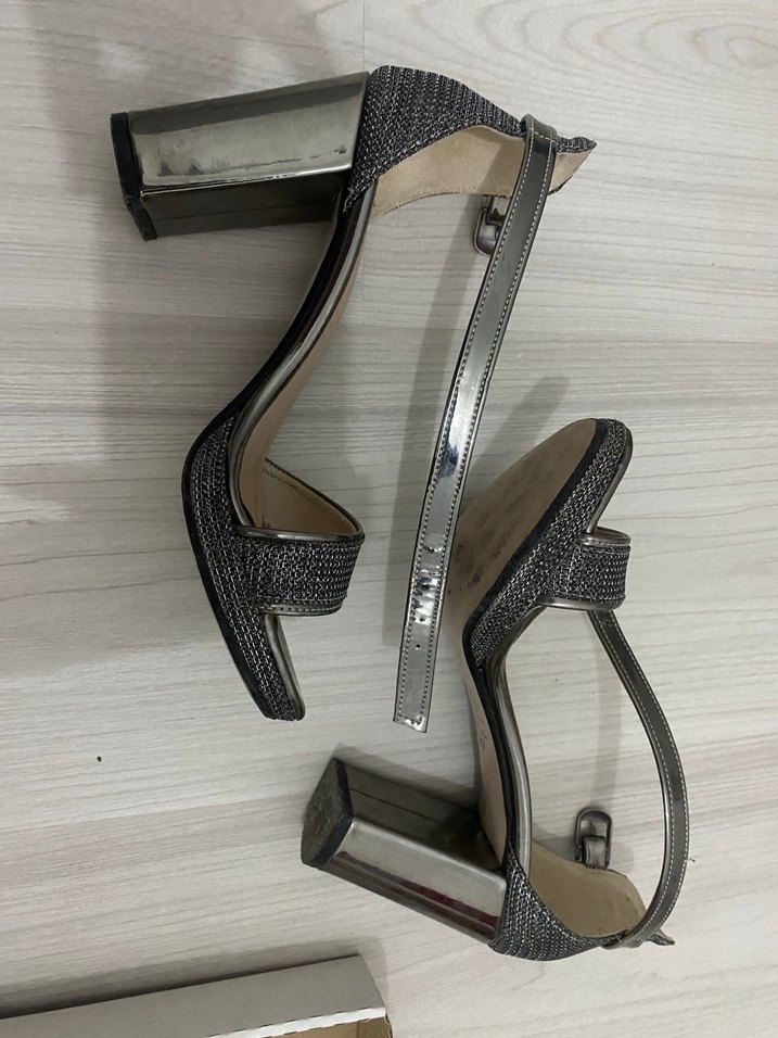 Gri  Parlak Topuklu Ayakkabı - Görsel 4