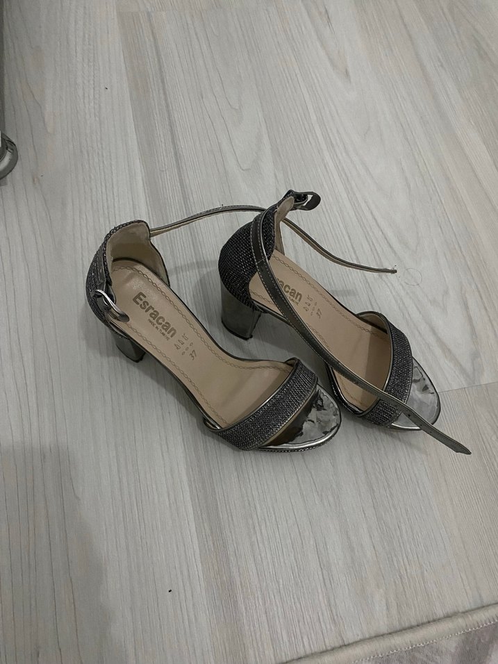 Gri  Parlak Topuklu Ayakkabı - Görsel 3