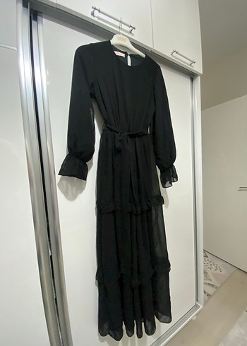 Uzun Siyah Fırfırlı  Elbise - Görsel 3