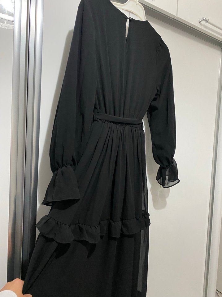 Uzun Siyah Fırfırlı  Elbise - Görsel 4