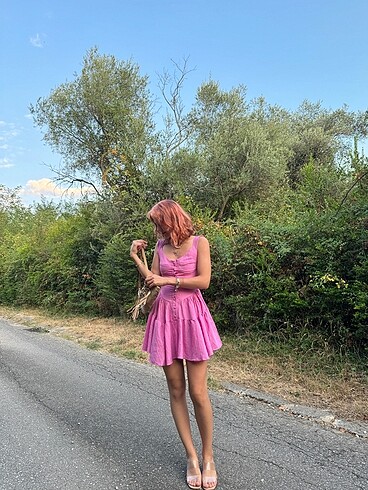 Eteği şortlu pembe mini elbise