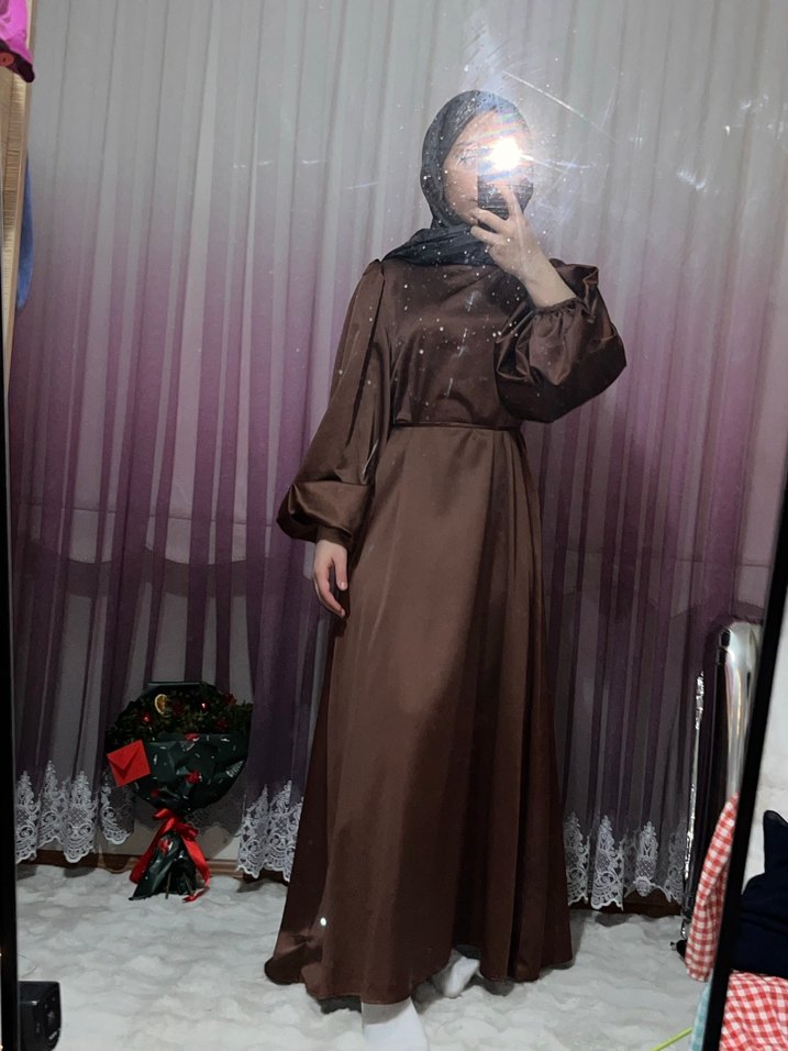 Kahverengi Uzun Kollu Saten Elbise - Görsel 3