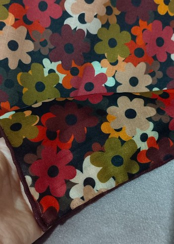 Çiçek Desenli Eşarp - Görsel 3