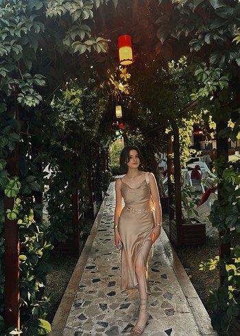 Püsküllü Camel Renkli İpek Görünümlü Uzun Elbise - Görsel 2