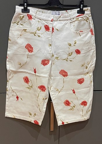 Çiçek Desenli Beyaz Kadın Bermuda Şort - Görsel 2