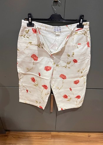 Çiçek Desenli Beyaz Kadın Bermuda Şort - Görsel 5