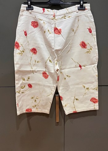 Çiçek Desenli Beyaz Kadın Bermuda Şort - Görsel 3