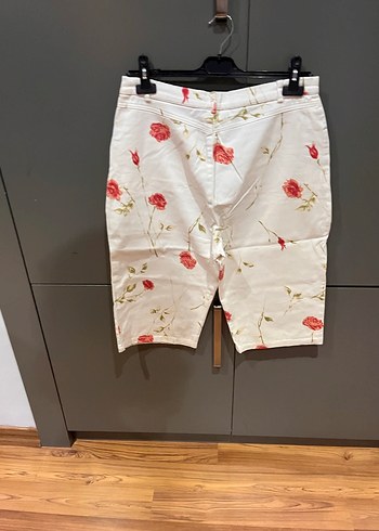 Çiçek Desenli Beyaz Kadın Bermuda Şort - Görsel 4