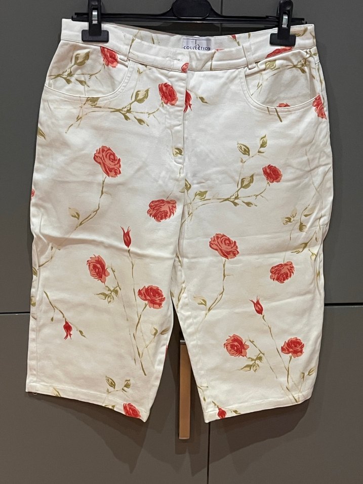 Çiçek Desenli Beyaz Kadın Bermuda Şort - Görsel 2