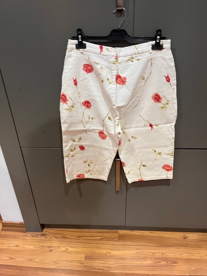 Çiçek Desenli Beyaz Kadın Bermuda Şort - Görsel 4