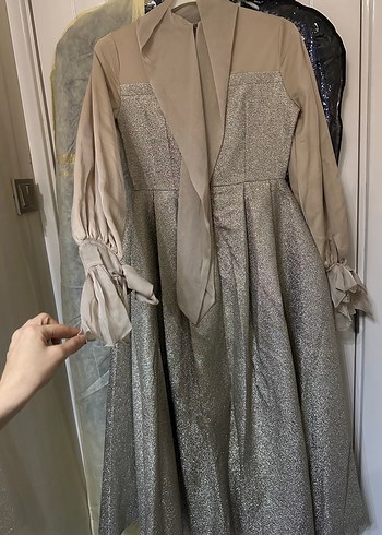 Uzun Drapeli Bej Elbise - Görsel 2