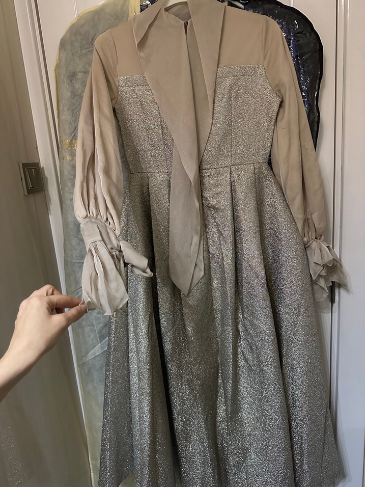 Uzun Drapeli Bej Elbise - Görsel 2