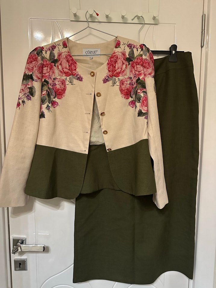 Çiçek Desenli Düğmeli Kadın Takım - Görsel 2