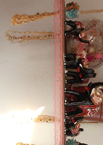 Pembe Dantel Kenarlı İki Katlı Ahşap Raf - Görsel 3