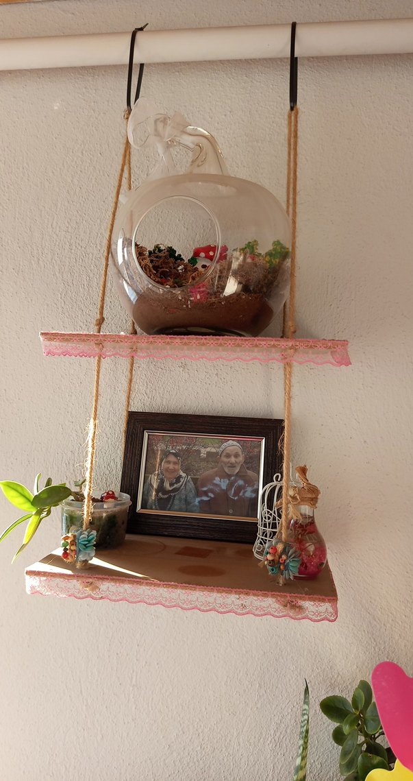 Pembe Dantel Detaylı Ahşap Duvar Rafı - Görsel 3