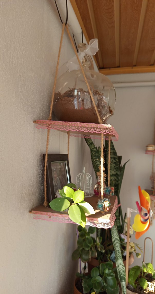 Pembe Dantel Detaylı Ahşap Duvar Rafı - Görsel 2