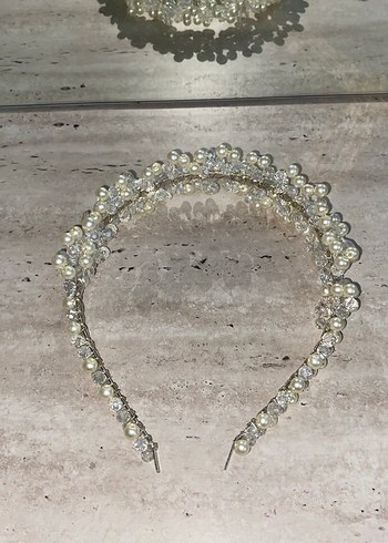 İnci İşlemeli Beyaz Gelin Tacı ve Yanında 3 Adet Taşlı Taç - Görsel 2