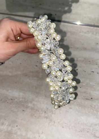 İnci İşlemeli Beyaz Gelin Tacı ve Yanında 3 Adet Taşlı Taç - Görsel 4