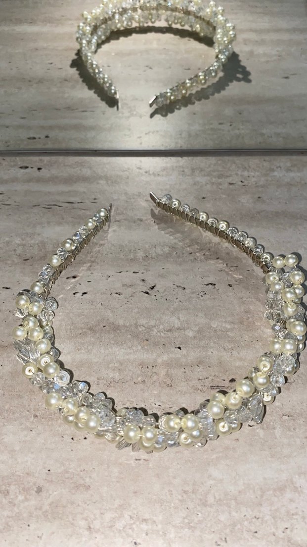 İnci İşlemeli Beyaz Gelin Tacı ve Yanında 3 Adet Taşlı Taç - Görsel 3