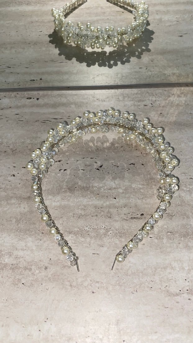 İnci İşlemeli Beyaz Gelin Tacı ve Yanında 3 Adet Taşlı Taç - Görsel 2