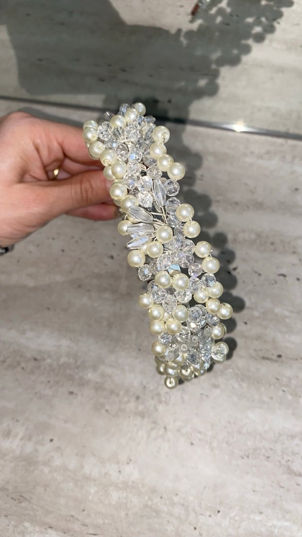 İnci İşlemeli Beyaz Gelin Tacı ve Yanında 3 Adet Taşlı Taç - Görsel 4