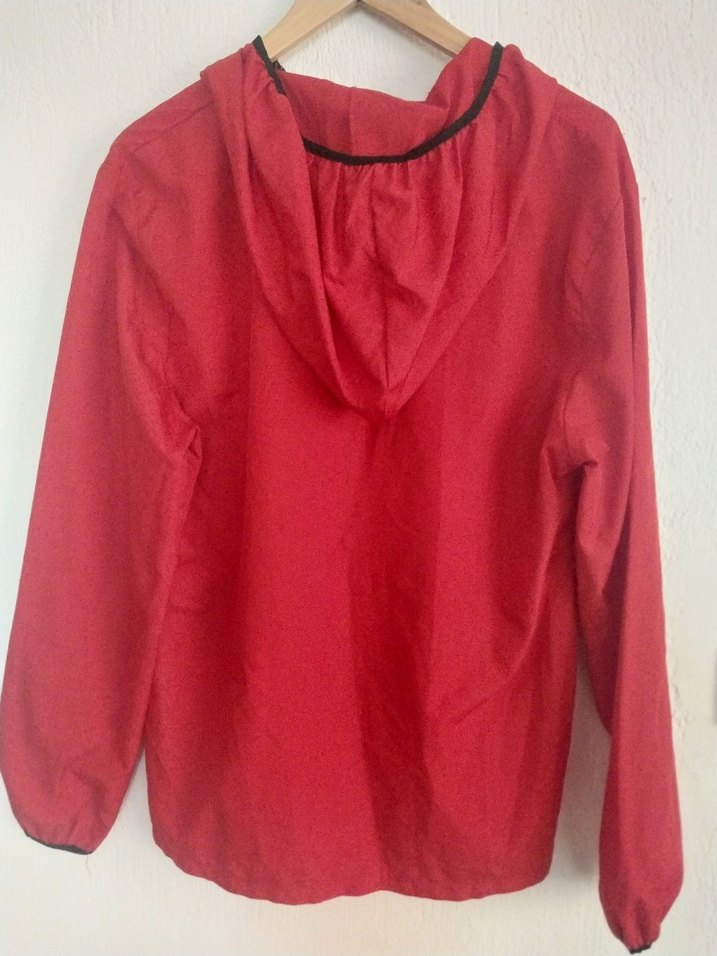 Kadın Kırmızı Kapşonlu Spor Rüzgarlık - Görsel 2