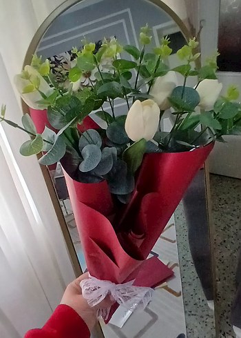 okaliptüs dalları arasındaki beyaz lalelerin müthiş uyumu - Görsel 3