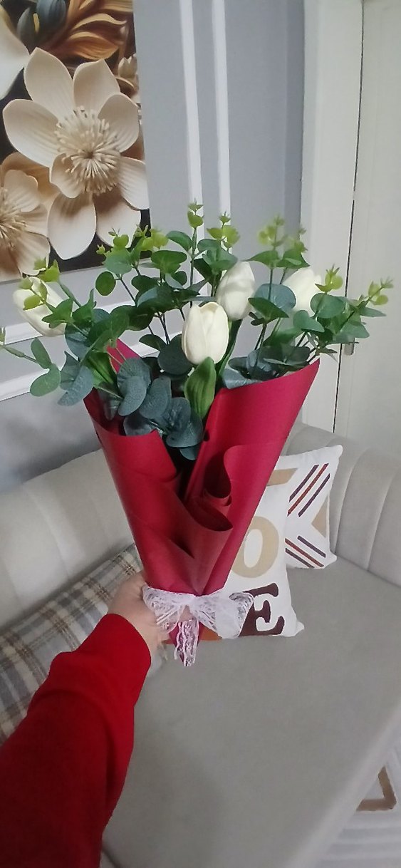 okaliptüs dalları arasındaki beyaz lalelerin müthiş uyumu - Görsel 2