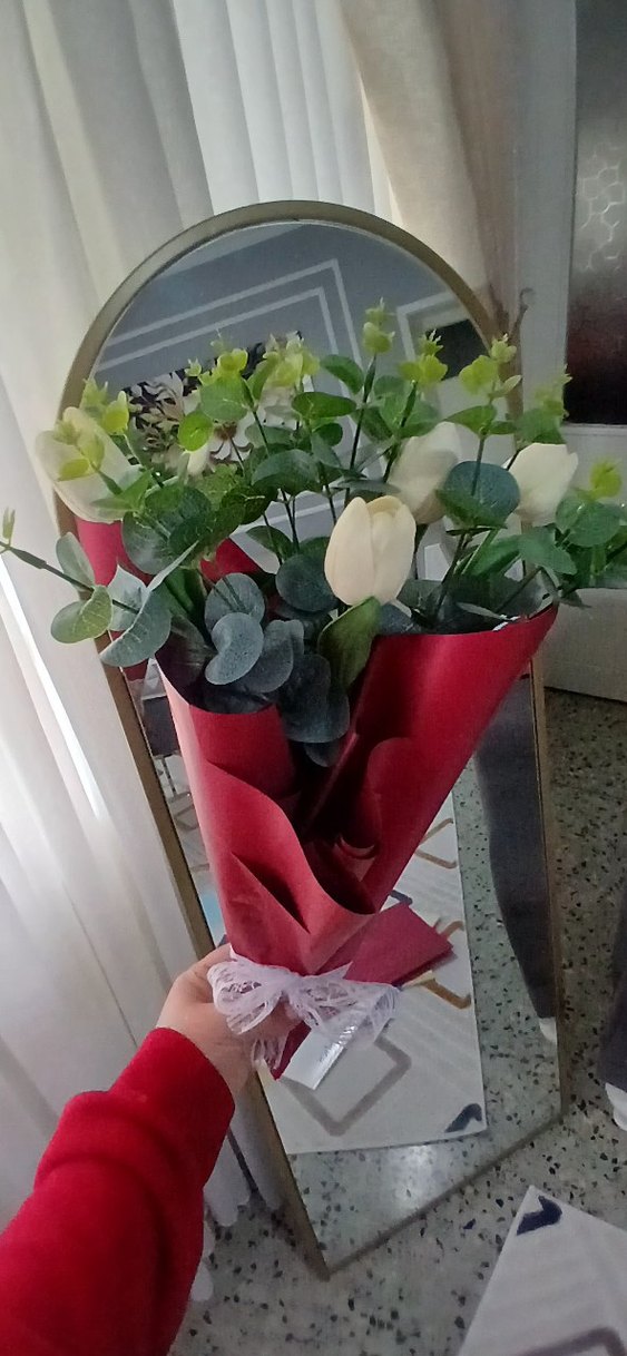 okaliptüs dalları arasındaki beyaz lalelerin müthiş uyumu - Görsel 3