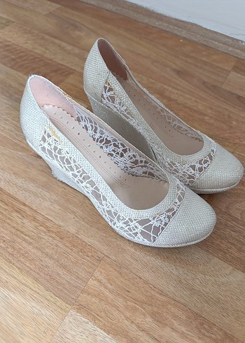 Beyaz Dantel Detaylı Dolgu Topuklu Kadın Ayakkabı - Görsel 2