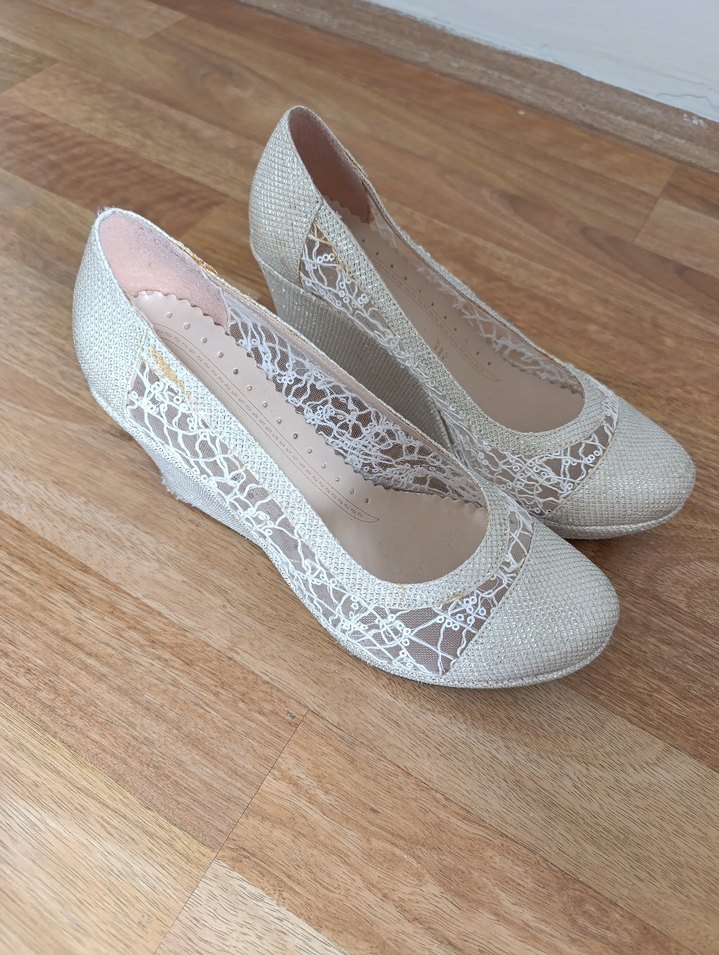 Beyaz Dantel Detaylı Dolgu Topuklu Kadın Ayakkabı - Görsel 2