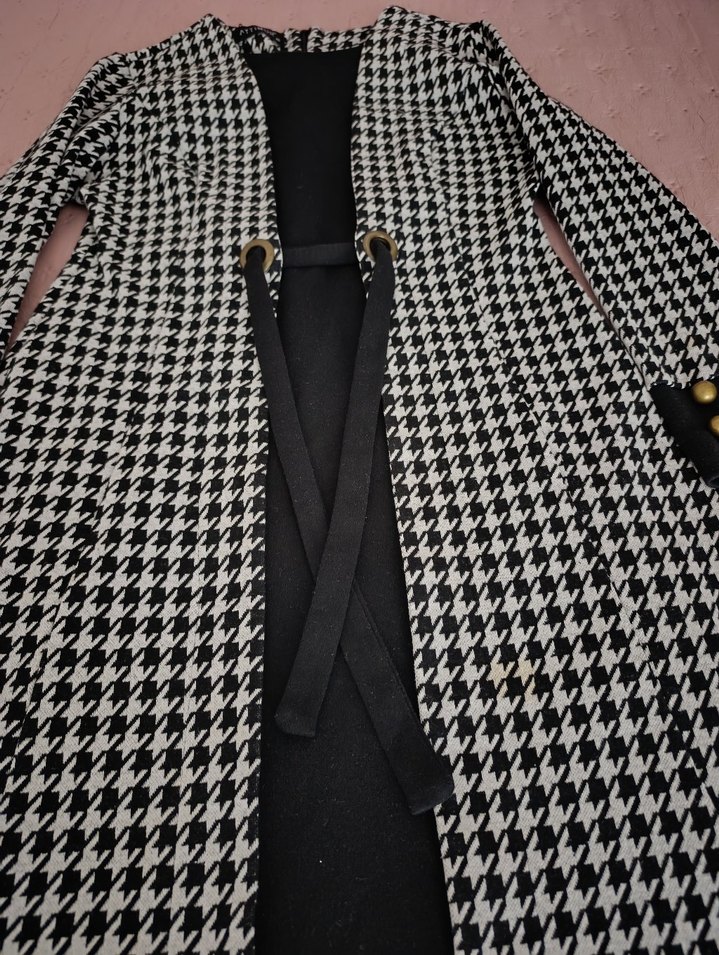 Düğmeli Siyah Beyaz Desenli Kadın Uzun Kaban - Görsel 3