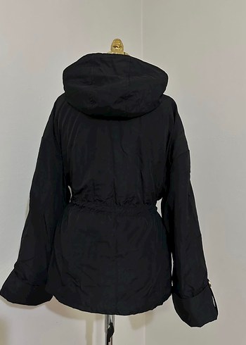 Kemer Detaylı Siyah Kapüşonlu Kadın Yağmurluk - Görsel 2