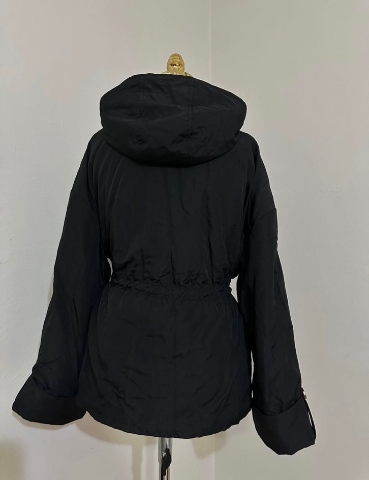 Kemer Detaylı Siyah Kapüşonlu Kadın Yağmurluk - Görsel 2