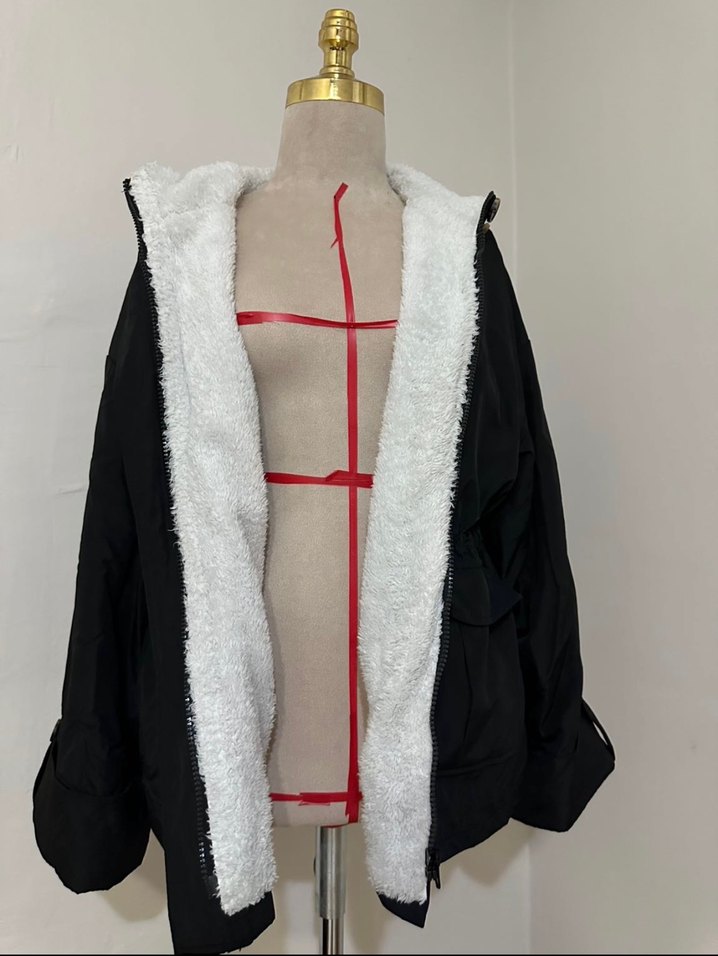 Kemer Detaylı Siyah Kapüşonlu Kadın Yağmurluk - Görsel 3