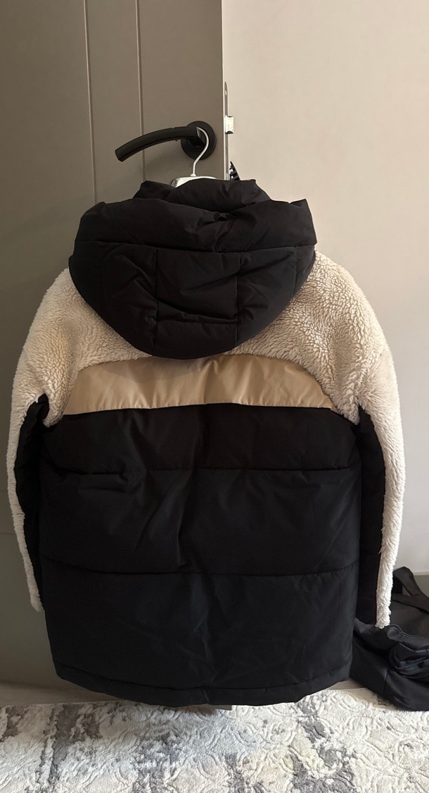 Beyaz Siyah Kapüşonlu Peluş Kışlık Mont - Görsel 3