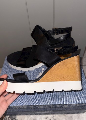 Siyah Dolgu Topuklu Tokalı Kadın Sandalet - Görsel 2