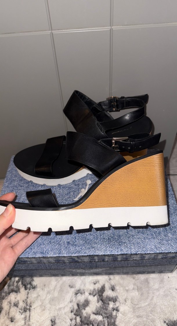 Siyah Dolgu Topuklu Tokalı Kadın Sandalet - Görsel 2