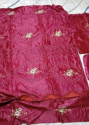 Bordo İşlemeli Parlak Yatak Örtüsü - Görsel 2