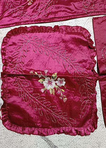 Bordo İşlemeli Parlak Yatak Örtüsü - Görsel 4