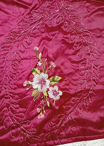 Bordo İşlemeli Parlak Yatak Örtüsü - Görsel 3