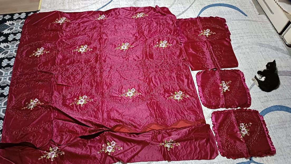 Bordo İşlemeli Parlak Yatak Örtüsü - Görsel 2