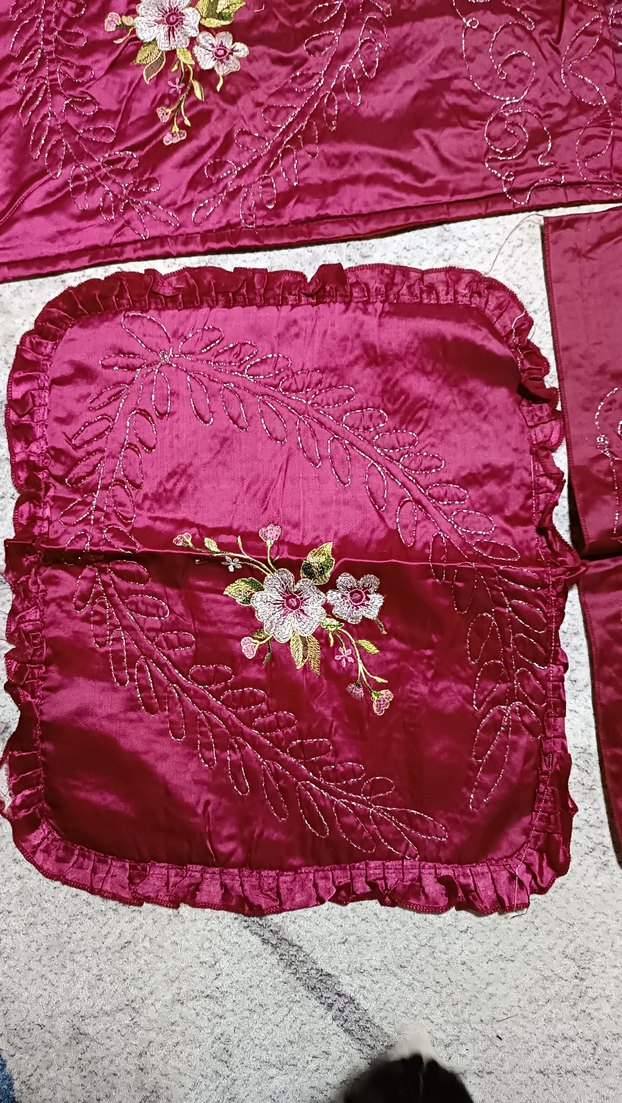 Bordo İşlemeli Parlak Yatak Örtüsü - Görsel 4