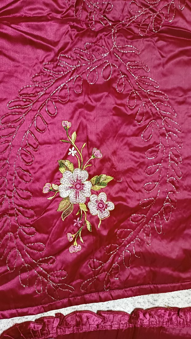 Bordo İşlemeli Parlak Yatak Örtüsü - Görsel 3