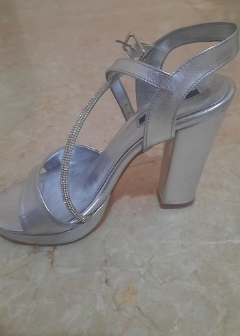 Gri Metal Tokalı Platform Topuklu Abiye Ayakkabı - Görsel 3