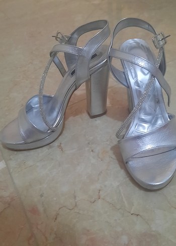 Gri Metal Tokalı Platform Topuklu Abiye Ayakkabı - Görsel 2