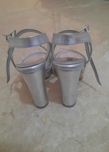 Gri Metal Tokalı Platform Topuklu Abiye Ayakkabı - Görsel 4