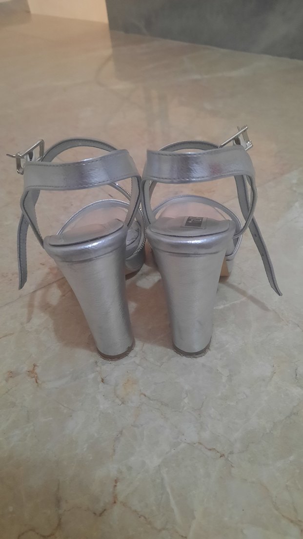 Gri Metal Tokalı Platform Topuklu Abiye Ayakkabı - Görsel 4
