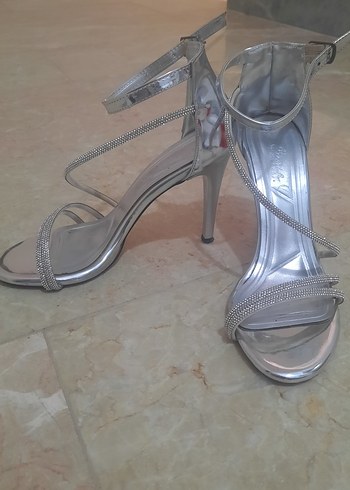 Gri Yılan Desenli Metal Stiletto Topuklu Ayakkabı - Görsel 2